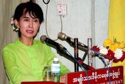 Aung San Suu Kyi á fundi í febrúar sl.