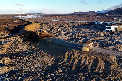 Unnið er af fullum krafti við að stækka og breikka varnargarðanna við Svartsengi.