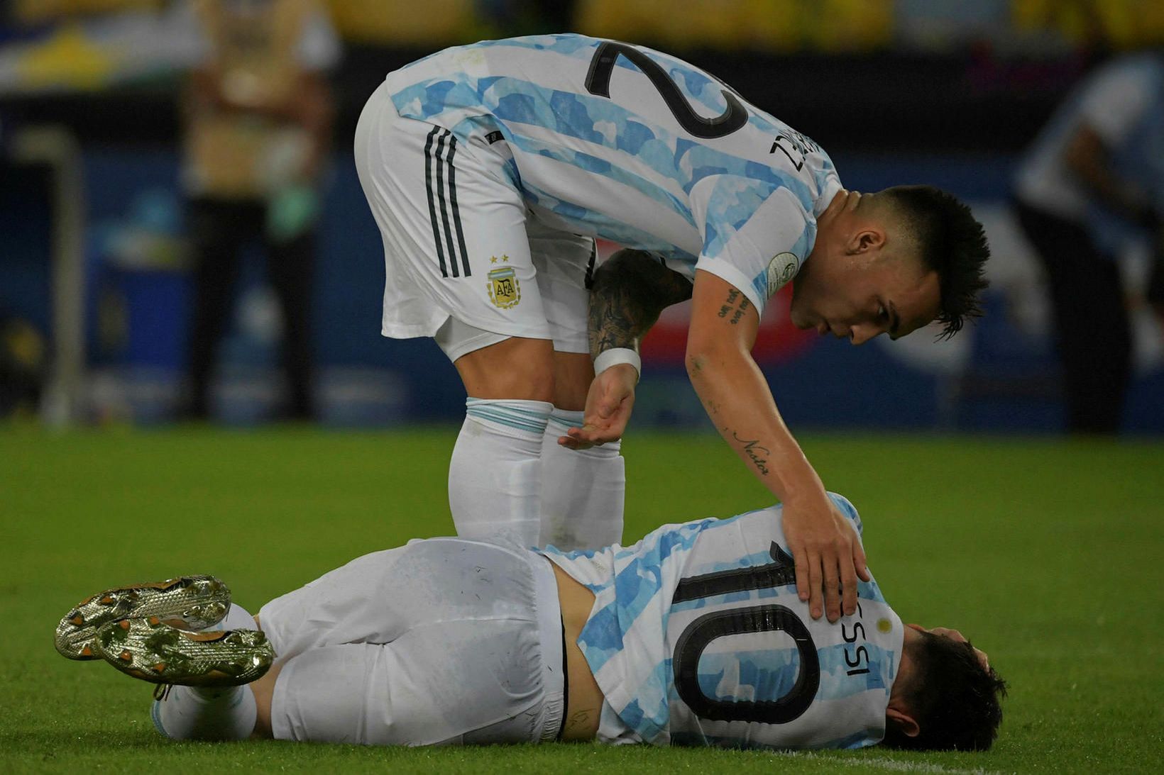 Lautaro Martínez hugar að Lionel Messi, liðsfélaga sínum í argentínska …