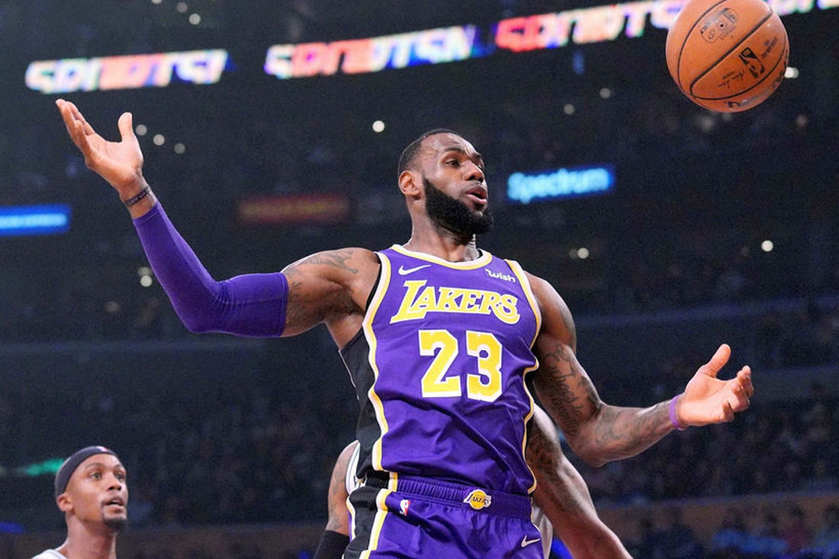 LeBron James skoraði 42 stig í nótt í sigri Lakers.