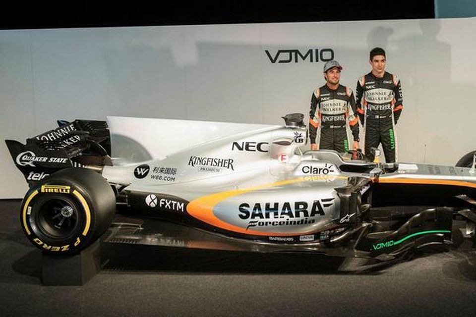 Sergio Perez (t.v.) og Esteban Ocon við 2017-bíl Force India í Silverstone í gær.