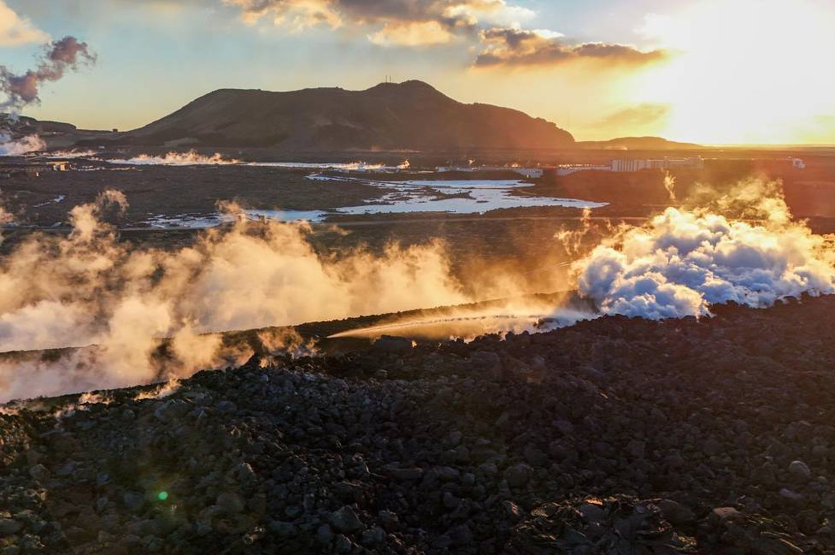 Kæling hraunsins þykir skila góðum árangri