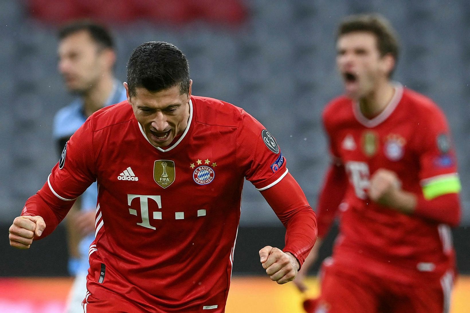 Robert Lewandowski fagnar fyrsta marki leiksins.