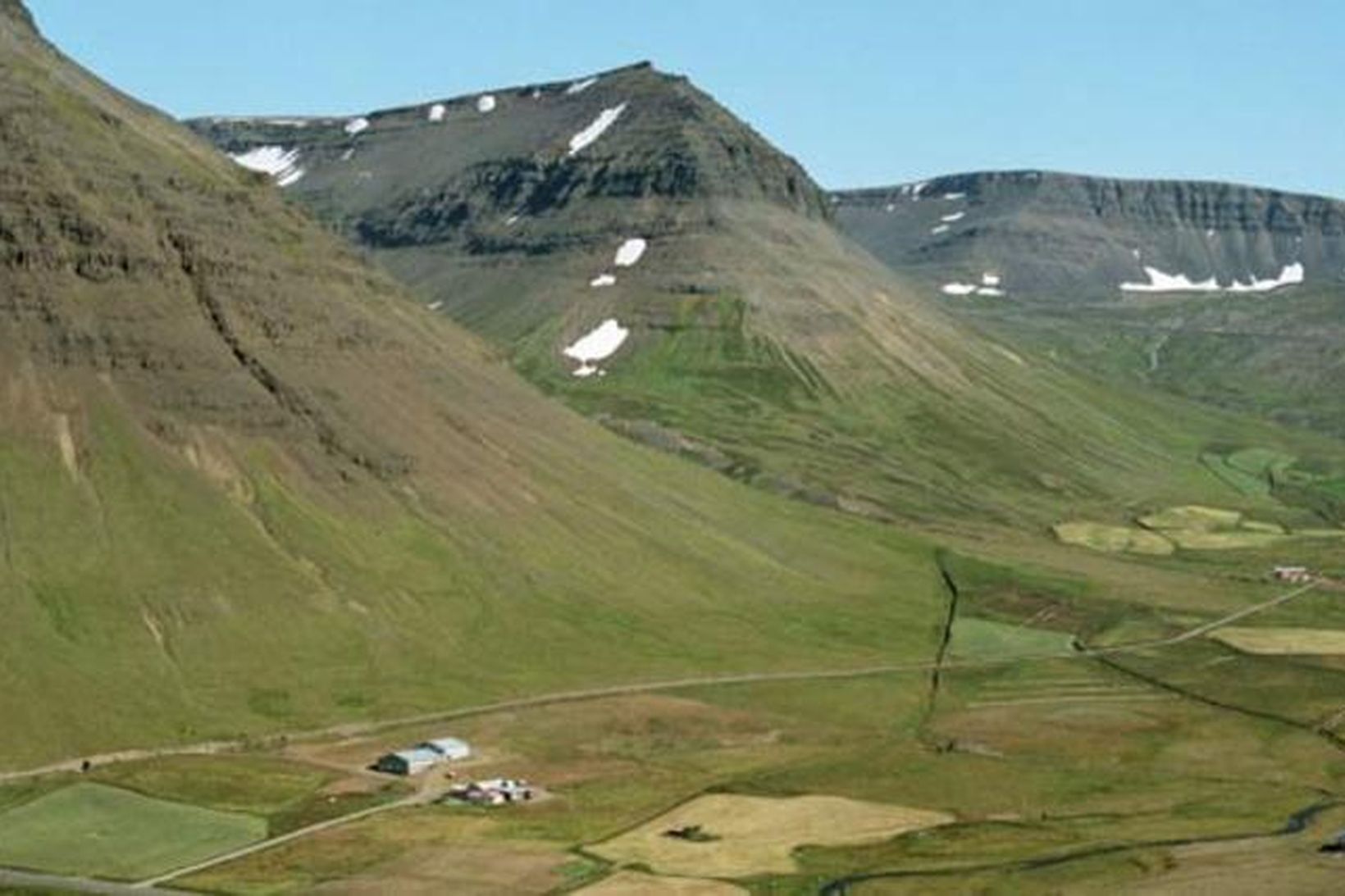 Slysið átti sér stað í Breiðadal, inn af Önundarfirði.