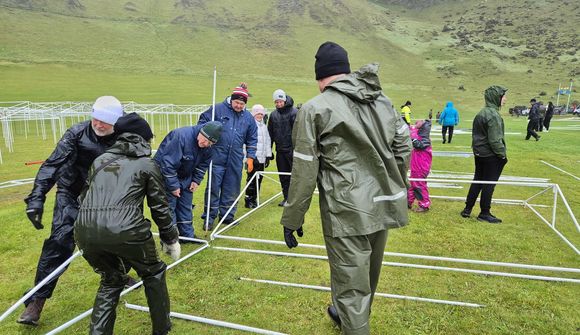 Setja upp tjaldsúlur í úrhelli og „suðaustanógeði“