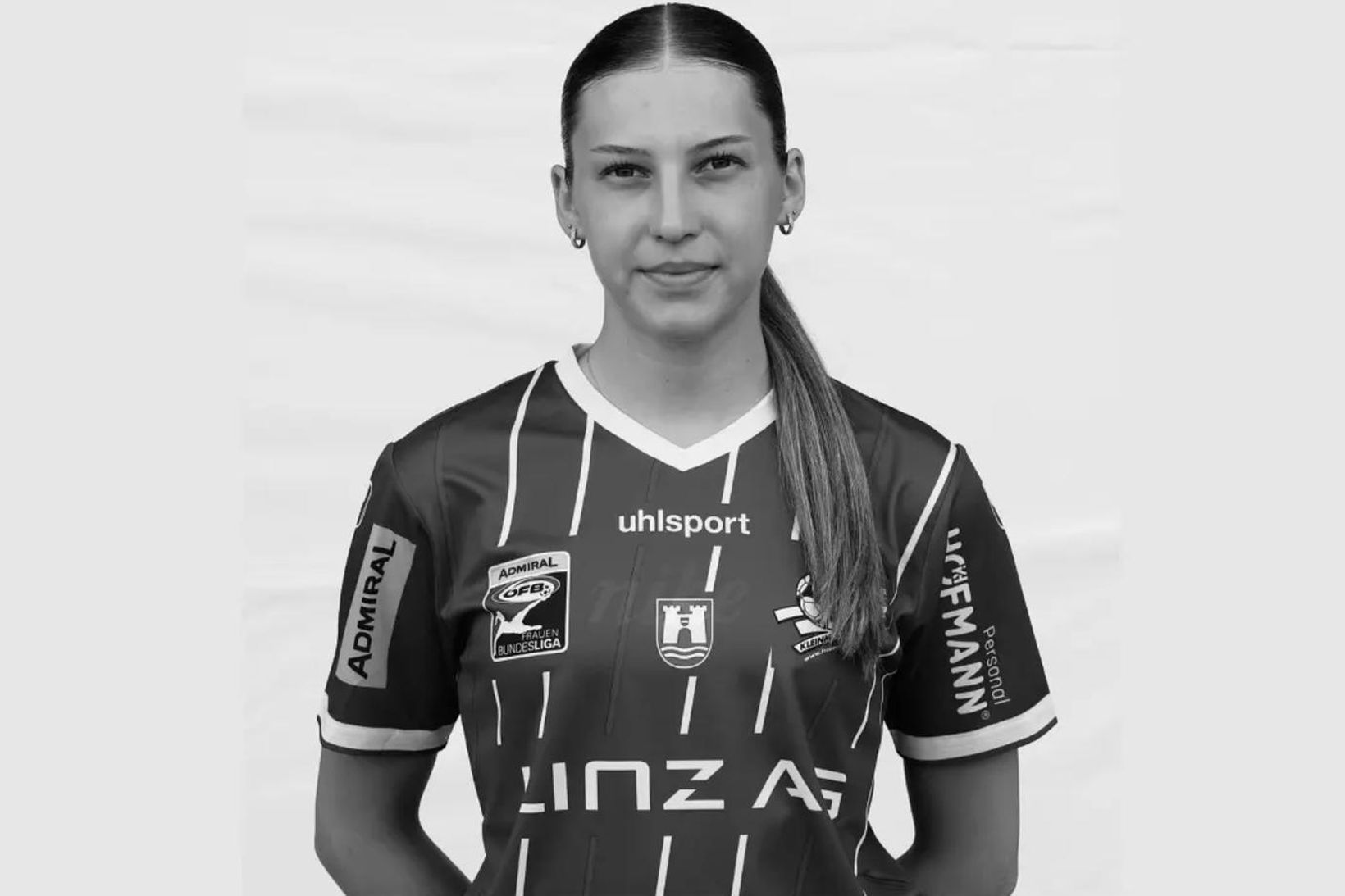 Tvítug knattspyrnukona lést í bílslysi