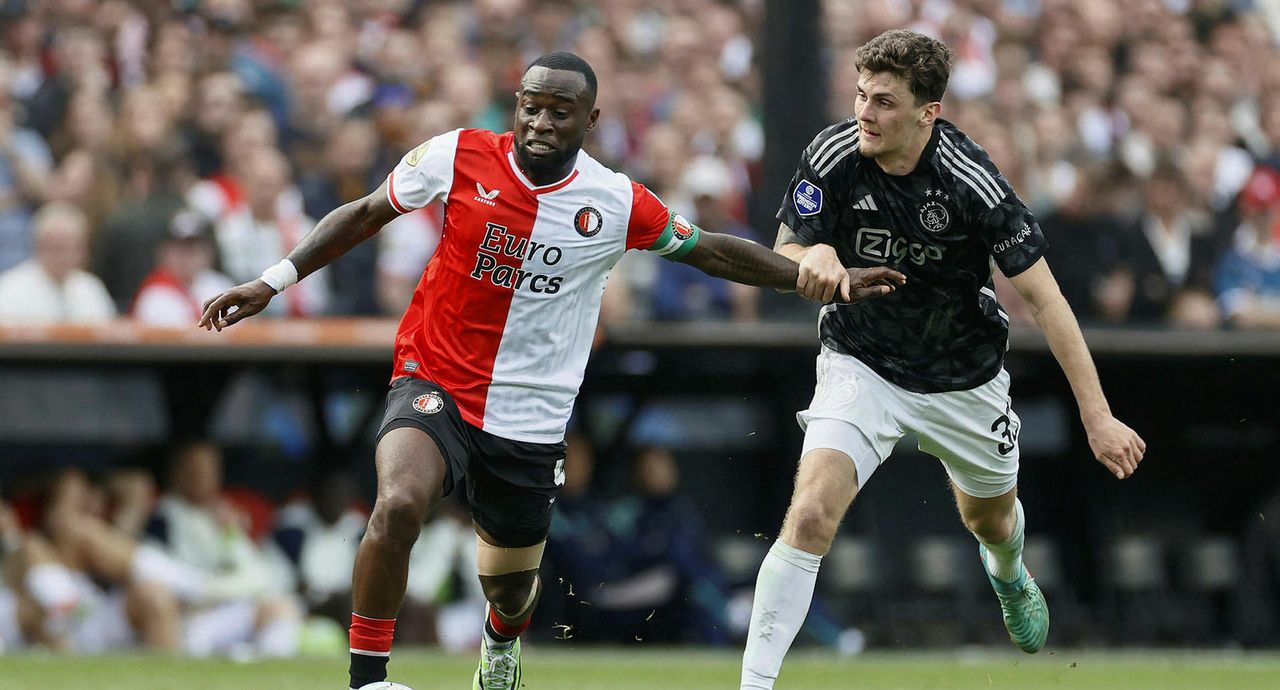 Lutsharel Geertruida með boltann í leik með Feyenoord gegn Ajax.