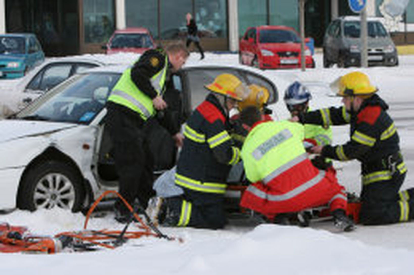 Sjúkraflutningamenn og lögreglumenn sjást hér að störfum á vettvangi slyssins …