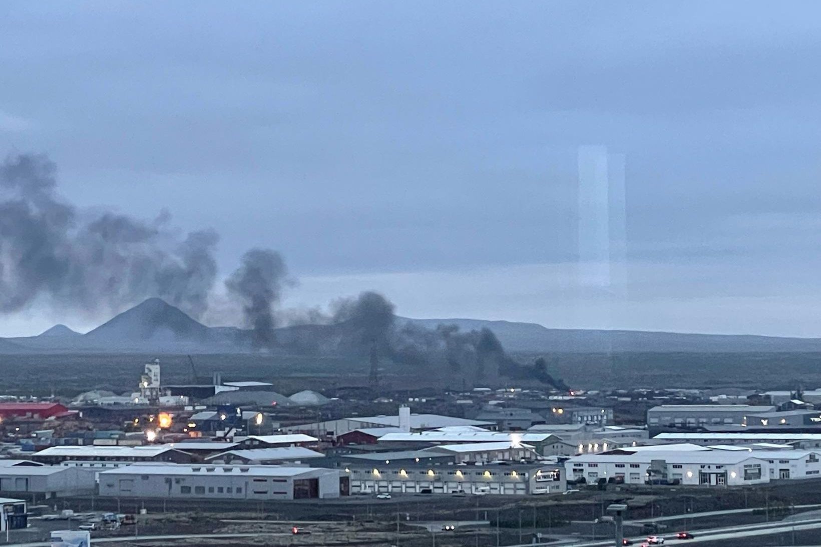 Reykur stígur til himins frá eldsvoða í Hafnarfirði.