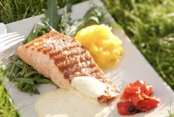 Grillaður lax borinn fram með mangósósu og grillaðri papriku er sælgæti að njóta. Smá rifið …