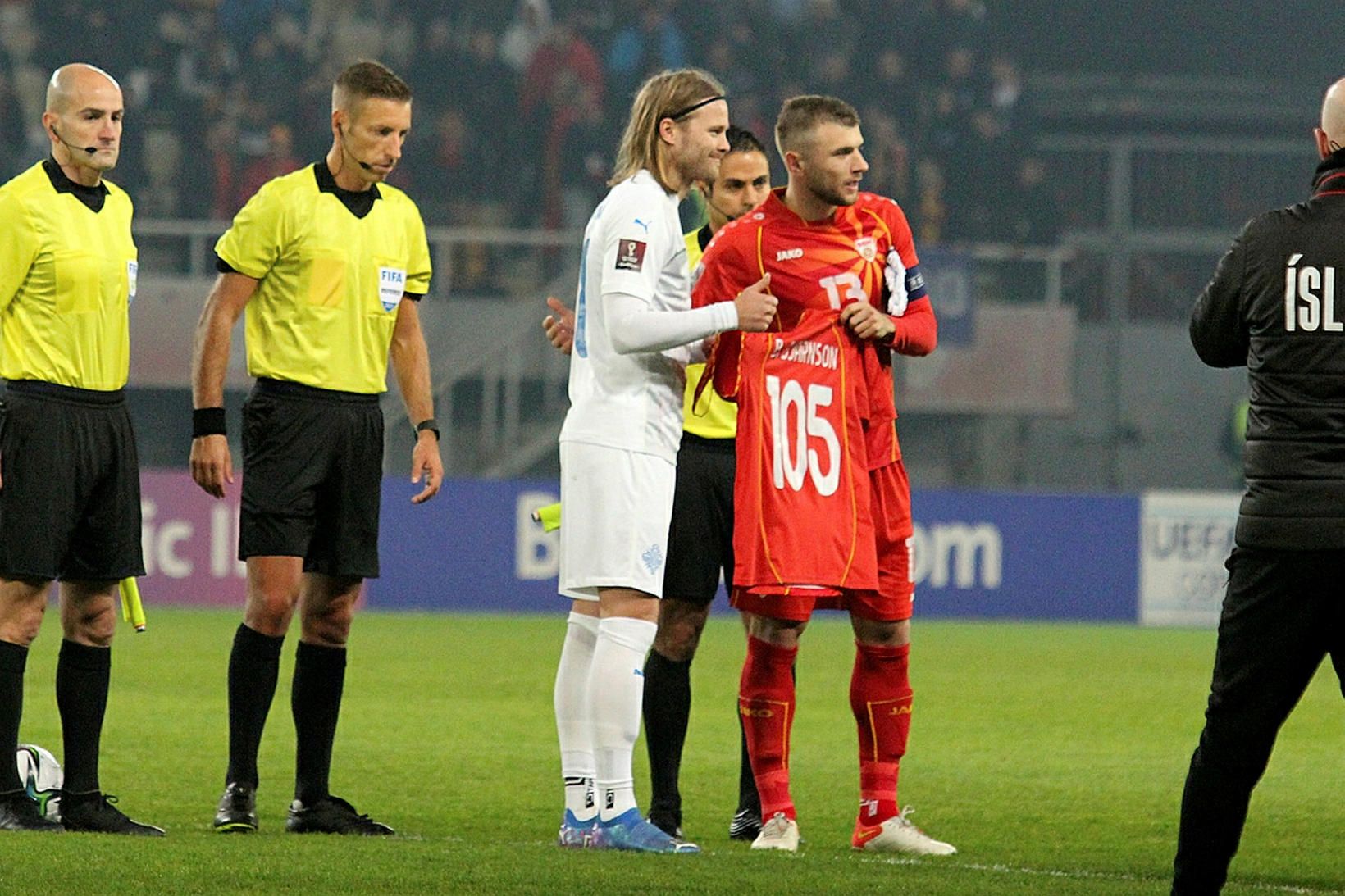 Birkir Bjarnason tekur við treyju frá Norður-Makedóníumönnum fyrir leikinn í …