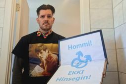 Hallgeir Jónsson með skiltið sitt. Á bolnum hans er Fred Sargeant, maðurinn sem veitti honum …