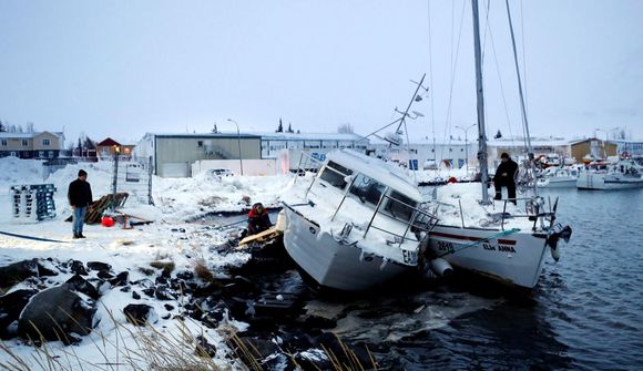 Bát og skútu rak í land í óveðrinu