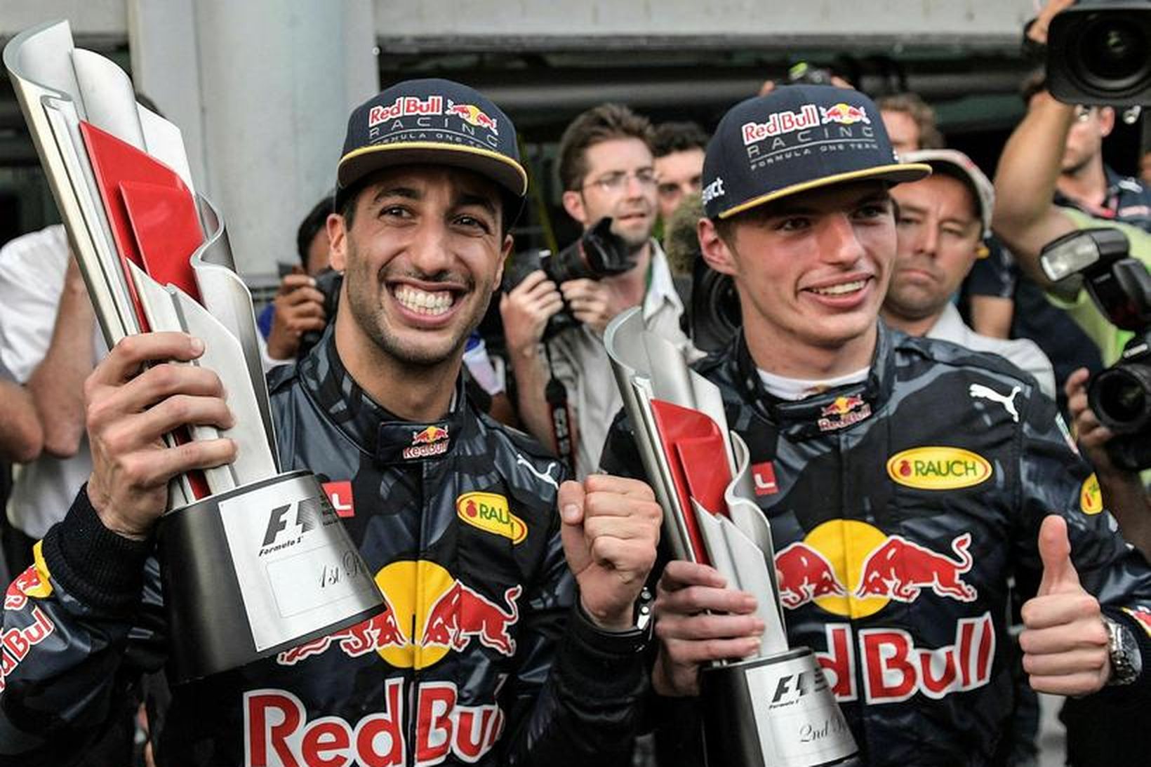 Daniel Ricciardo (t.v.) og Max Verstappen (t.h.) fagna tvöföldum sigri …
