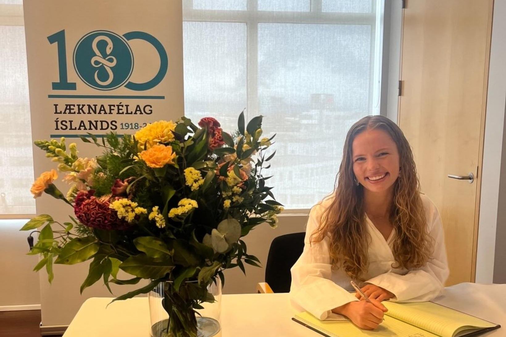 Kristrún Sveinsdóttir skrifar undir læknaeiðinn.
