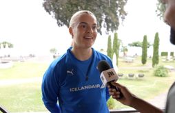 Skellihló að spurningunni: „Ætla ekki að segja þér það!“