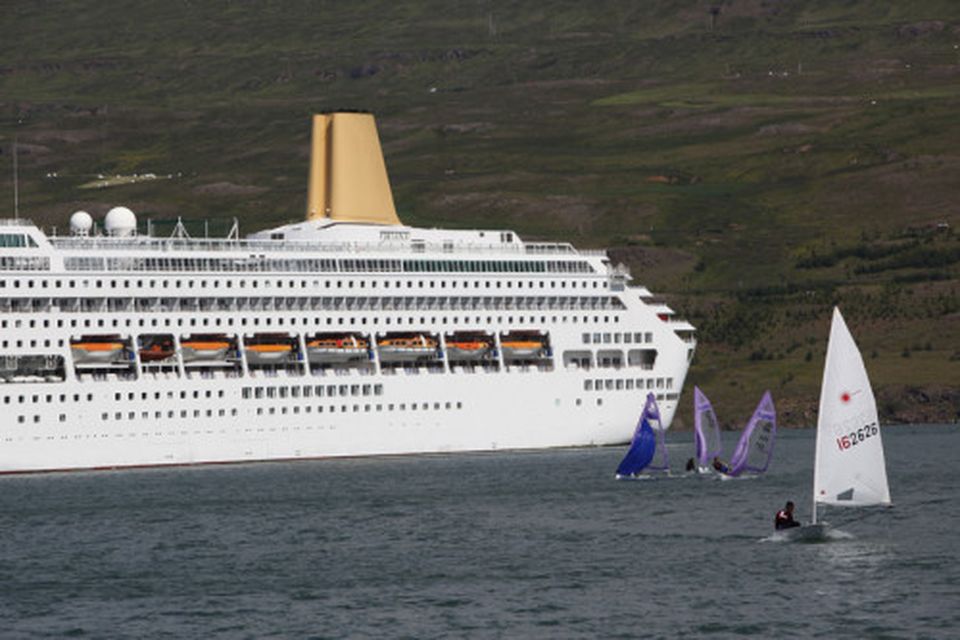 Aðstæður fyrir siglingamenn voru framúrskarandi. Hlýtt en góður vindur. Skemmtiferðarskipið við Oddeyrarbryggjuna skapaði fallegan bakgrunn.