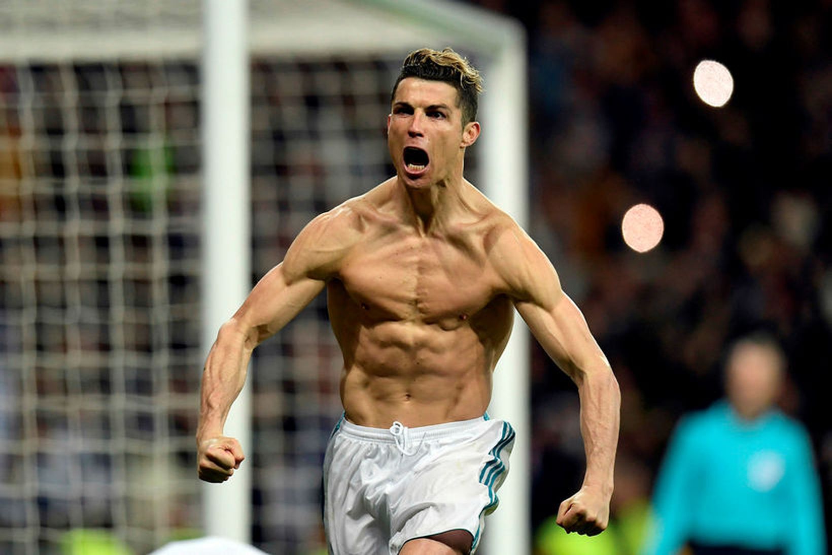 Cristiano Ronaldo fagnar eftir að hafa skorað úr vítaspyrnunni.