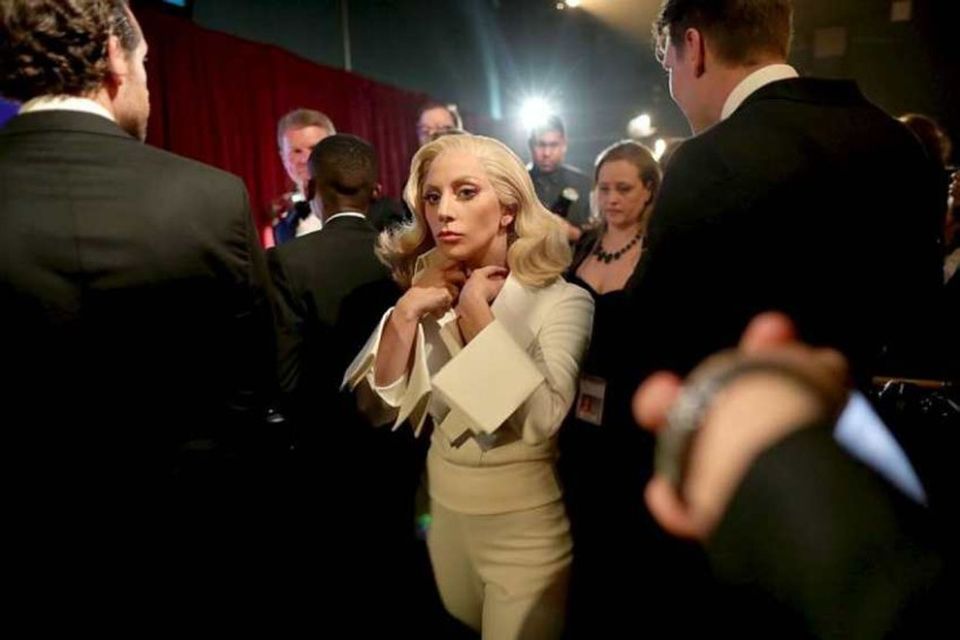 Lady Gaga baksviðs.