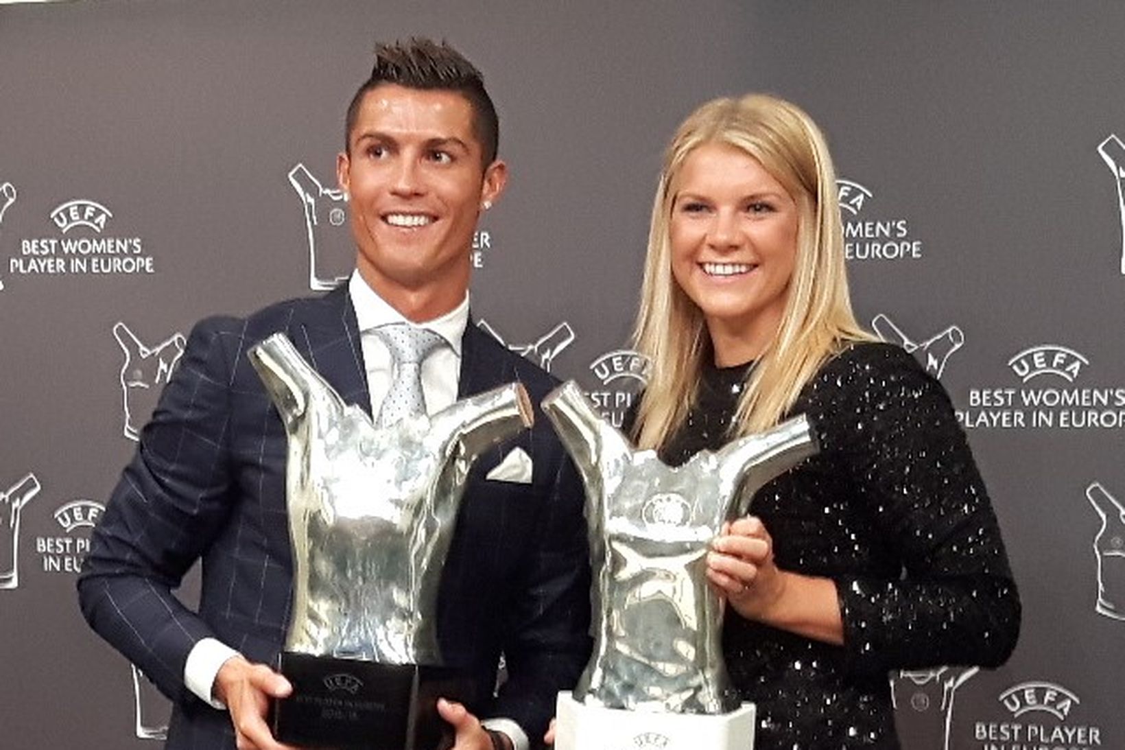 Cristiano Ronaldo og Ada Hegerberg brosmild með verðlaunagripina í Mónakó …