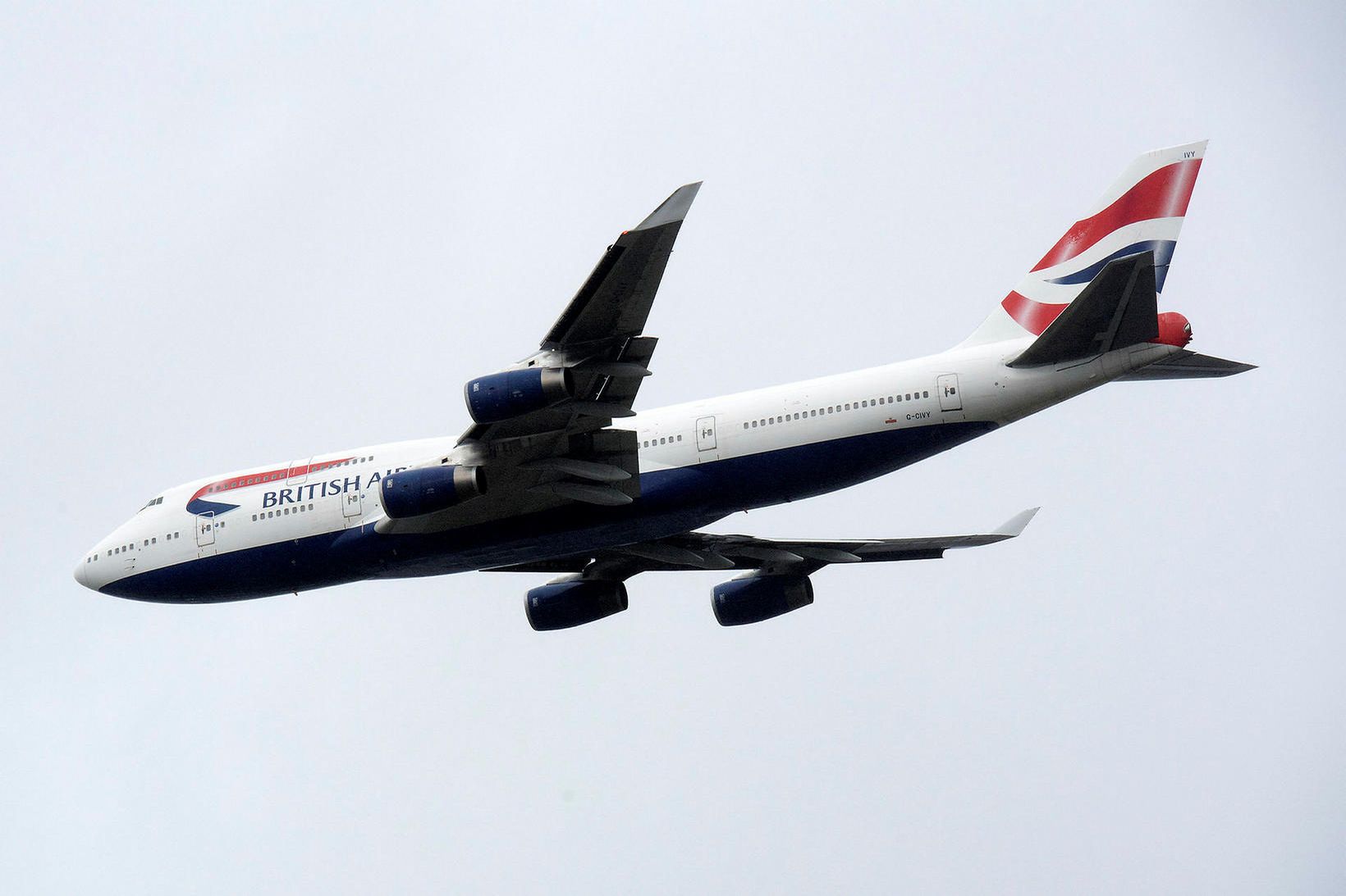 British Airways Boeing 747 flugvél á flugi yfir London í …