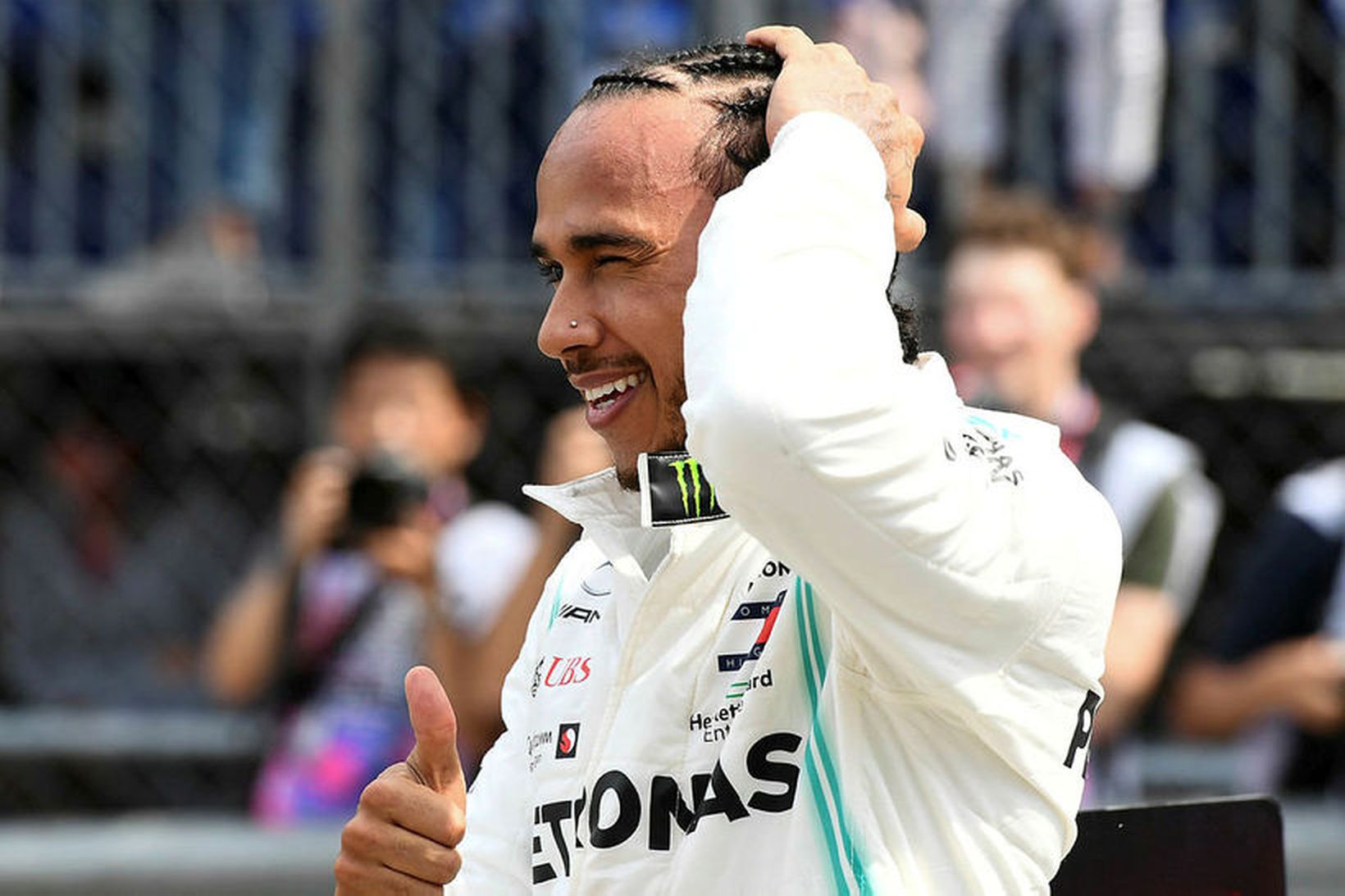 Lewis Hamilton var létt eftir sigur í tímatökunni í Mónakó.