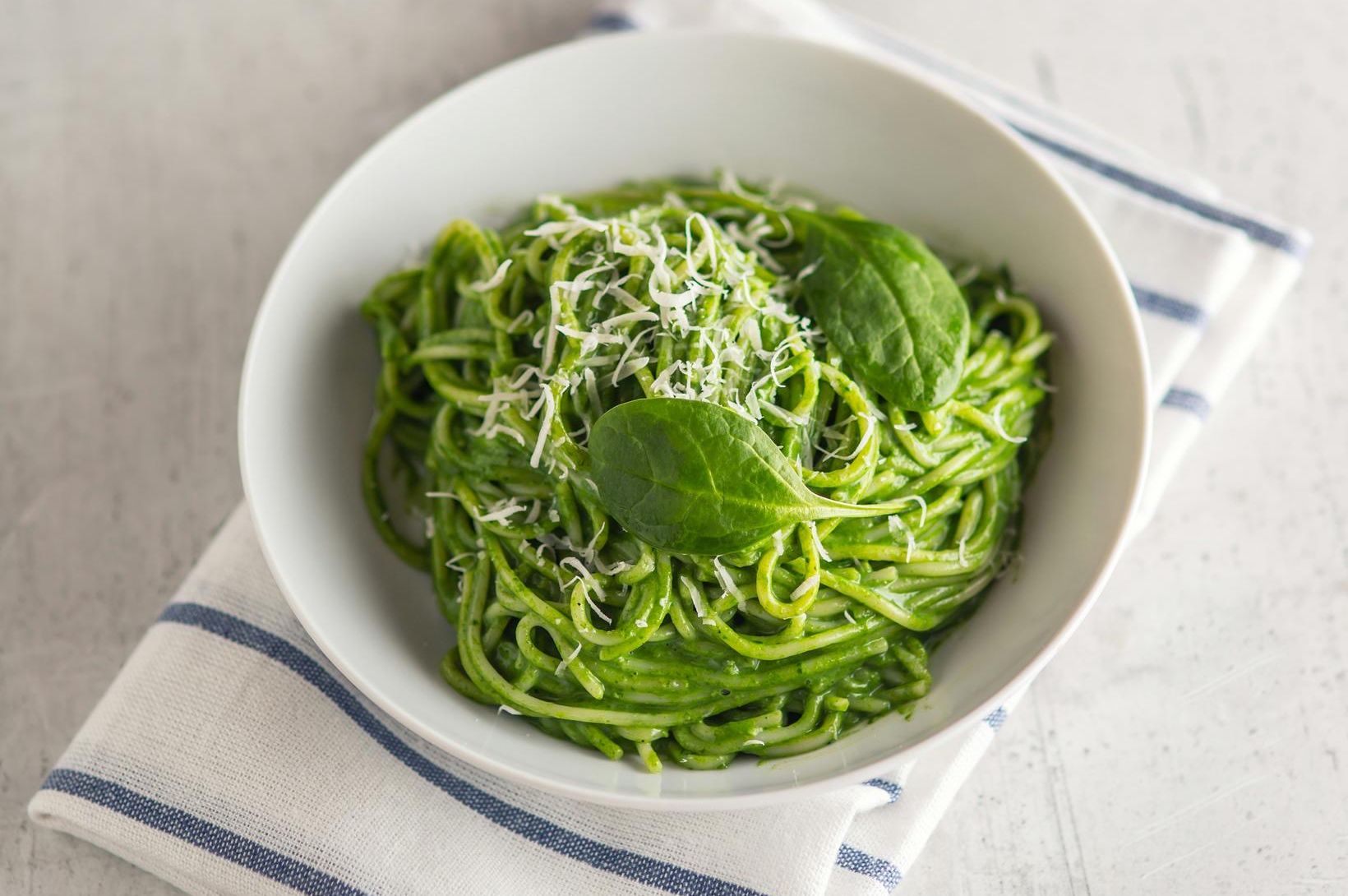 Löðrandi salthnetuspaghettí með heimagerðu pestói 