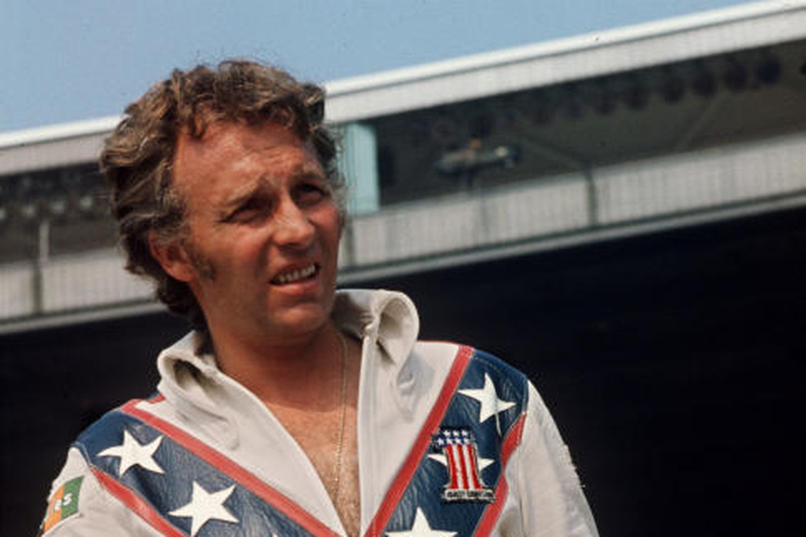 Evel Knievel sést hér í tilbúinn í slaginn árið 1974.