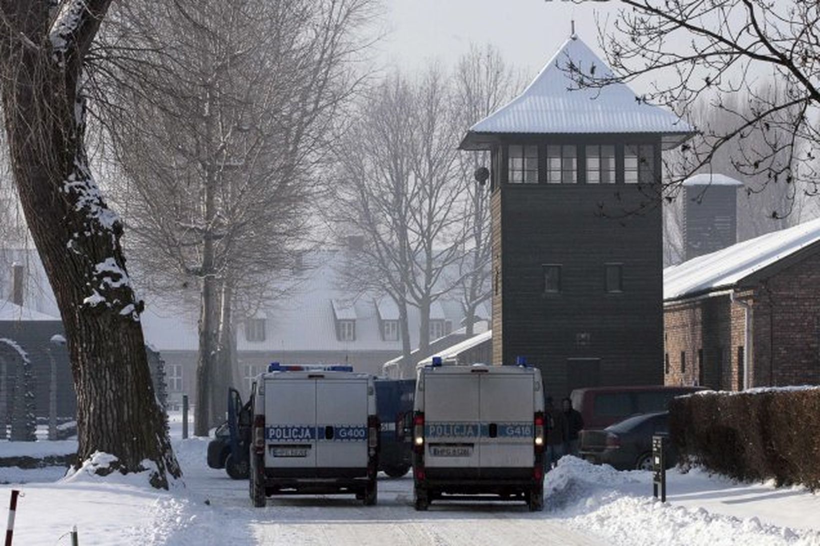 Pólskir lögreglumenn fyrir framan Auschwitz búðirnar í Póllandi skömmu eftir …