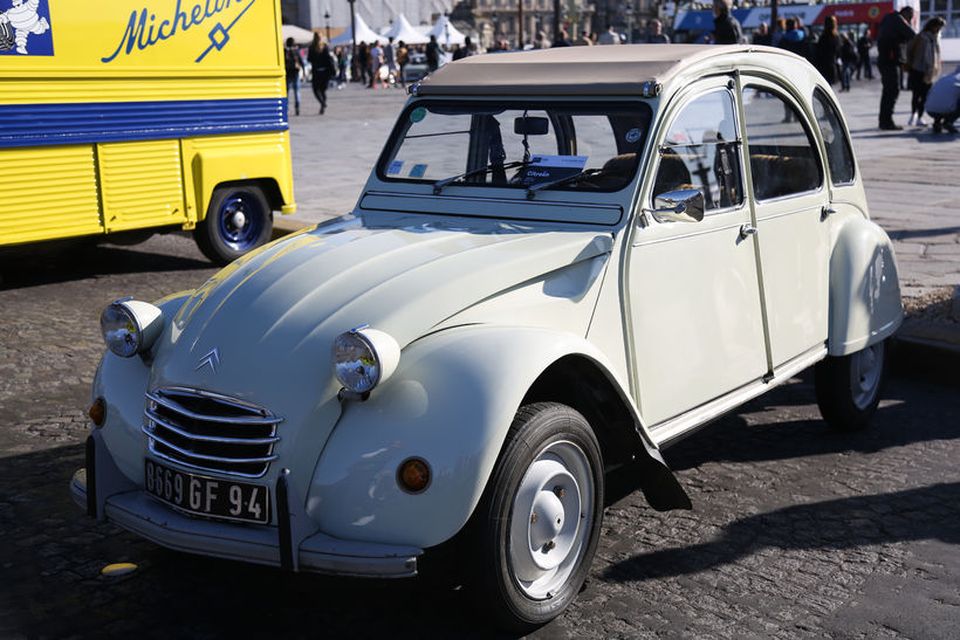 Við sláum svo botninn í þessa myndasyrpu frá hópakstri fornbíla í París með Citroen 2CV …