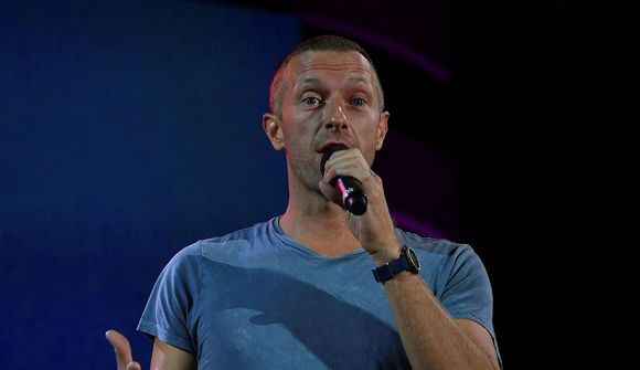 Chris Martin datt á sviðinu