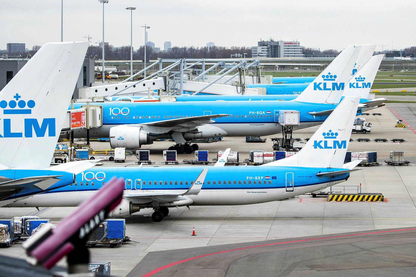 Flug KLM seinkaði um rúma klukkustund frá Amsterdam til Manchester. …