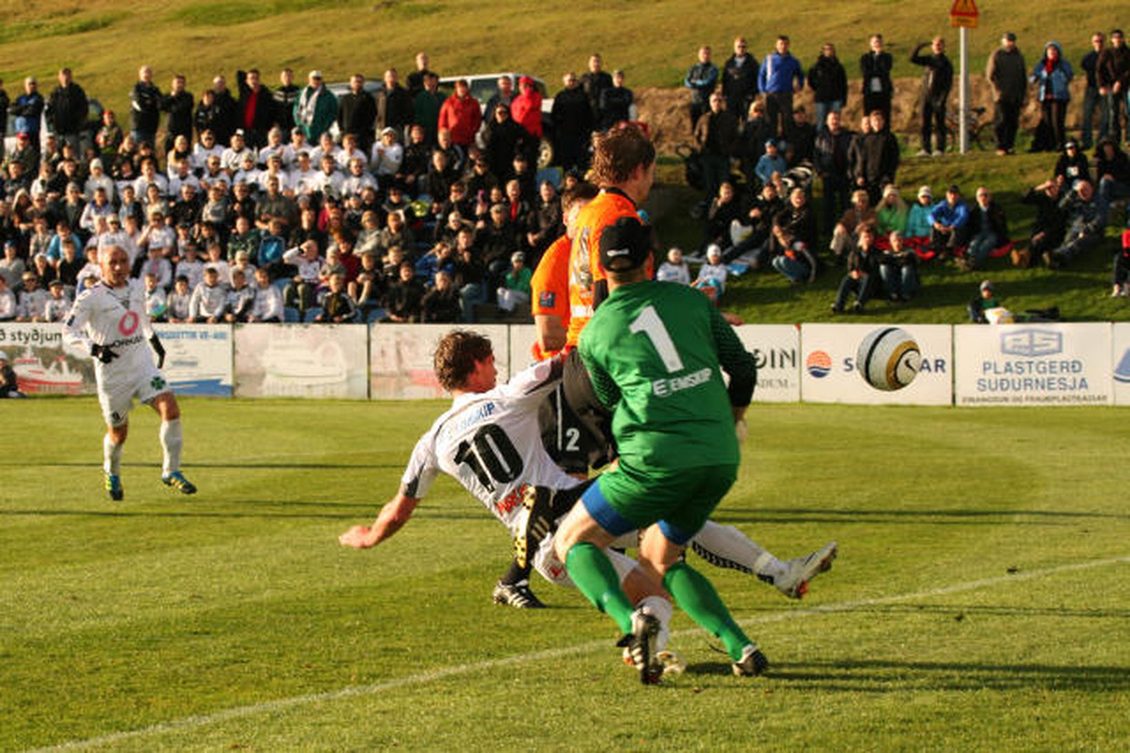 Aaron Spear kemur ÍBV yfir í leiknum í dag.