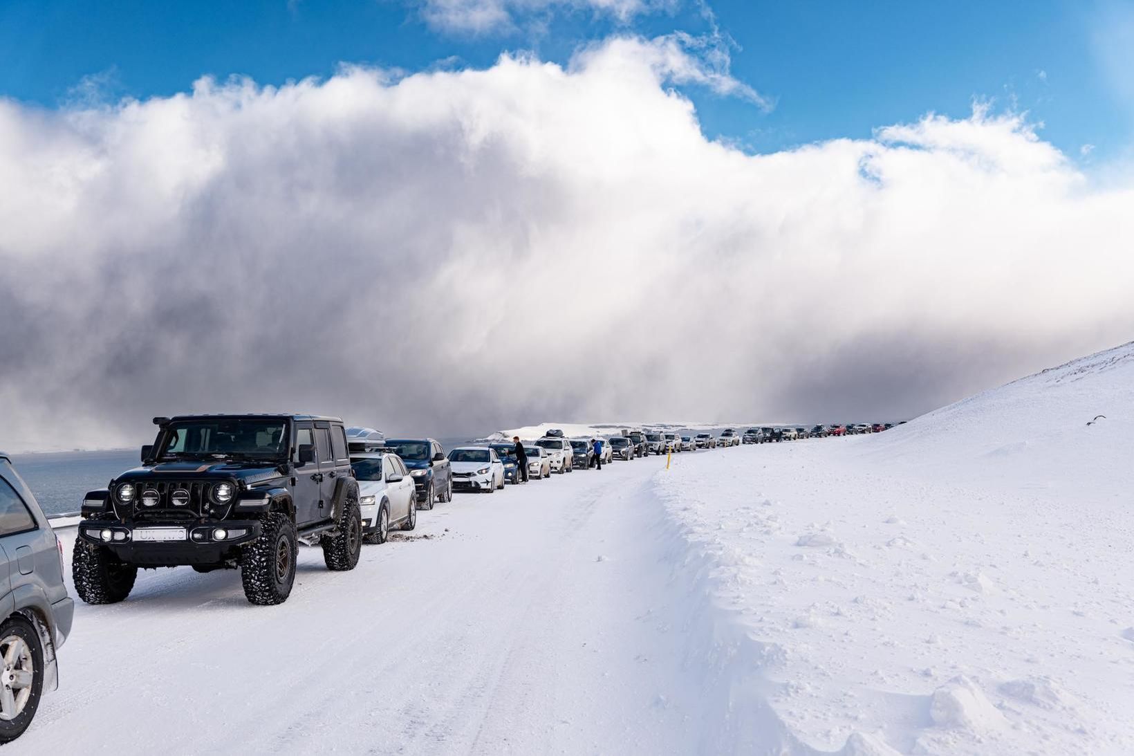 Bílaröðin nær svo langt sem augað eygir.