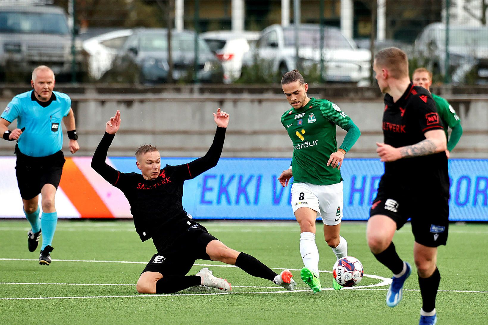 Patrick Pedersen rennir sér í Viktor Karl Einarsson í leiknum …