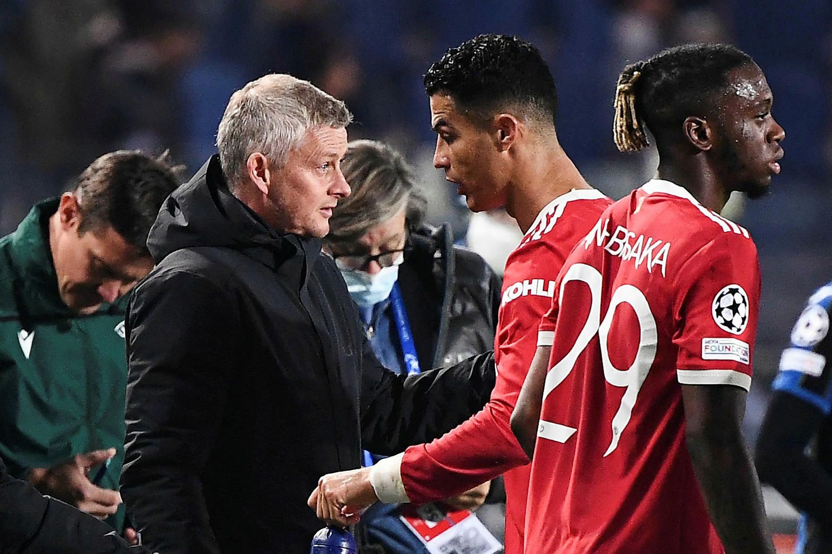 Ole Gunnar Solskjær og Cristiano Ronaldo ræða málin.