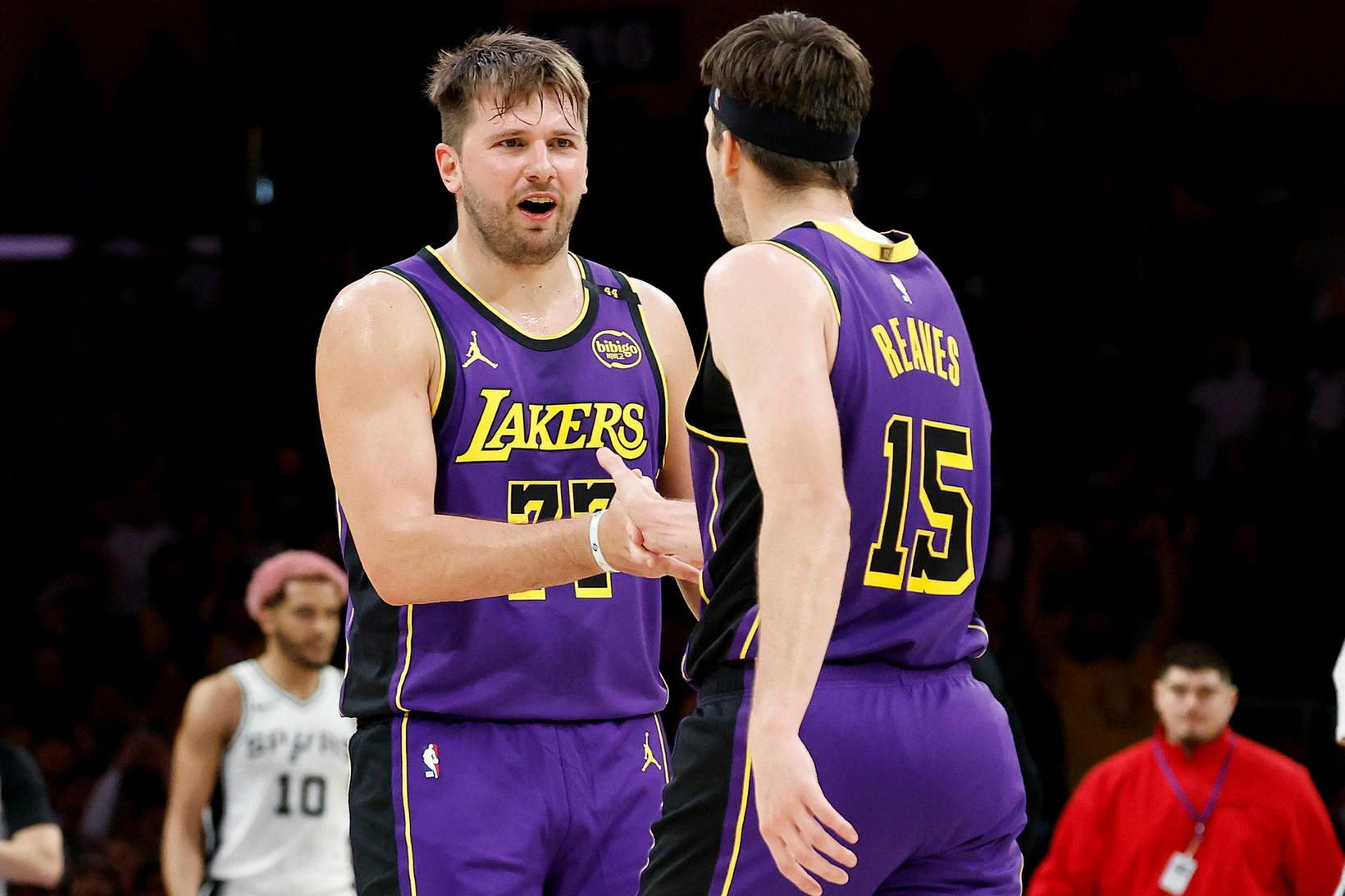 Luka Doncic og Austin Reaves fagna í sigri Los Angeles …