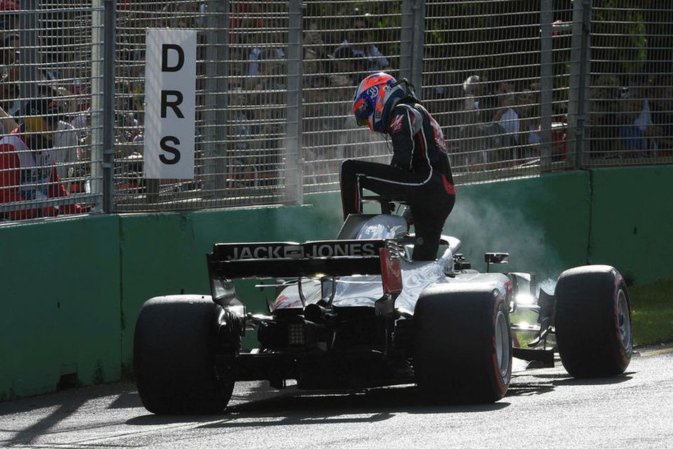 Romain Grosjean stígur upp úr Haas-bílnum en hann varð að hætta keppni vegna lausrar felgufestingar.