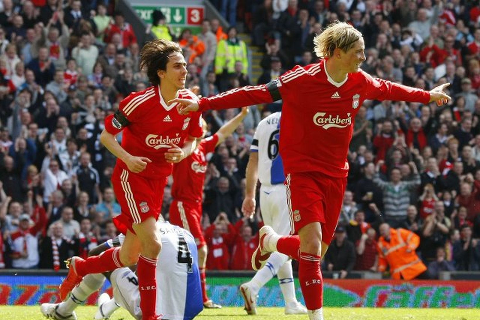 Fernando Torres fagnar öðru marki sínu á Anfield í dag.