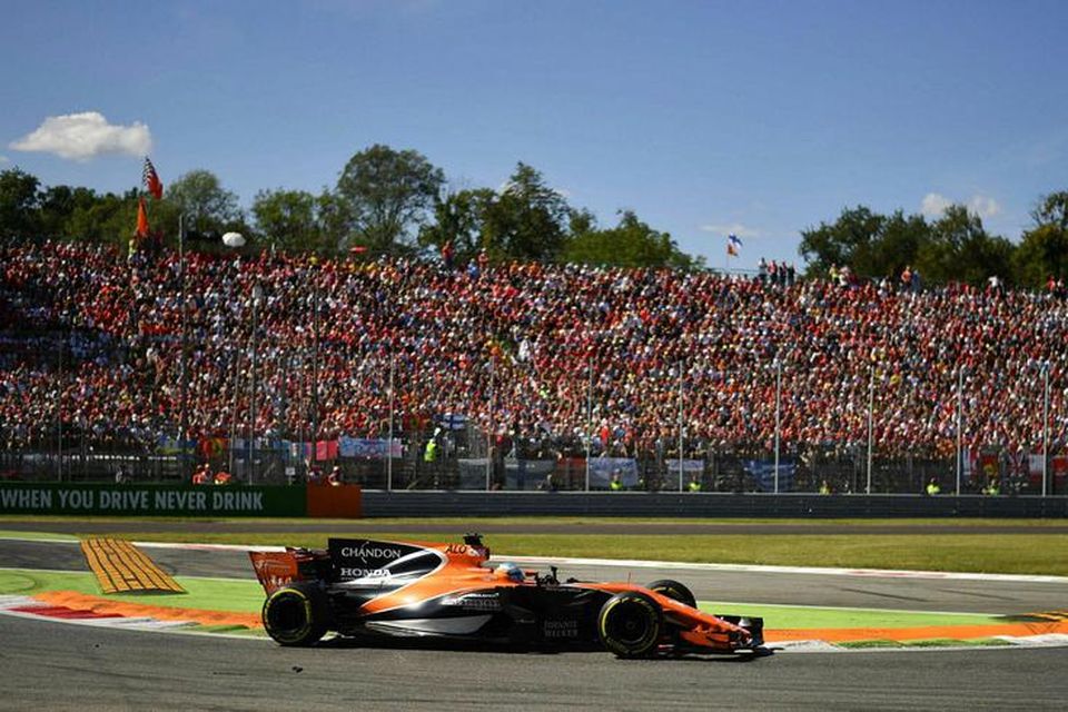 Fernando Alonso á ferð á McLarenbílnum í ítalska kappakstrinum í Monza í gær.