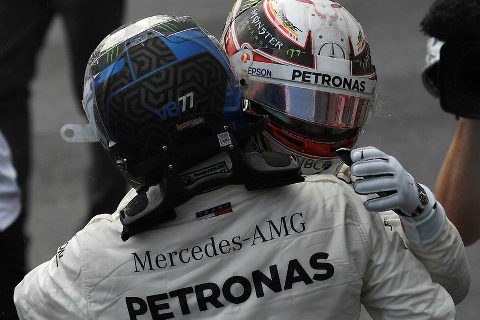 Lewis Hamilton (t.h.) fagnar árangri í tímatökunni í Búdapest með liðsfélaga sínum, Valtteri Bottas.