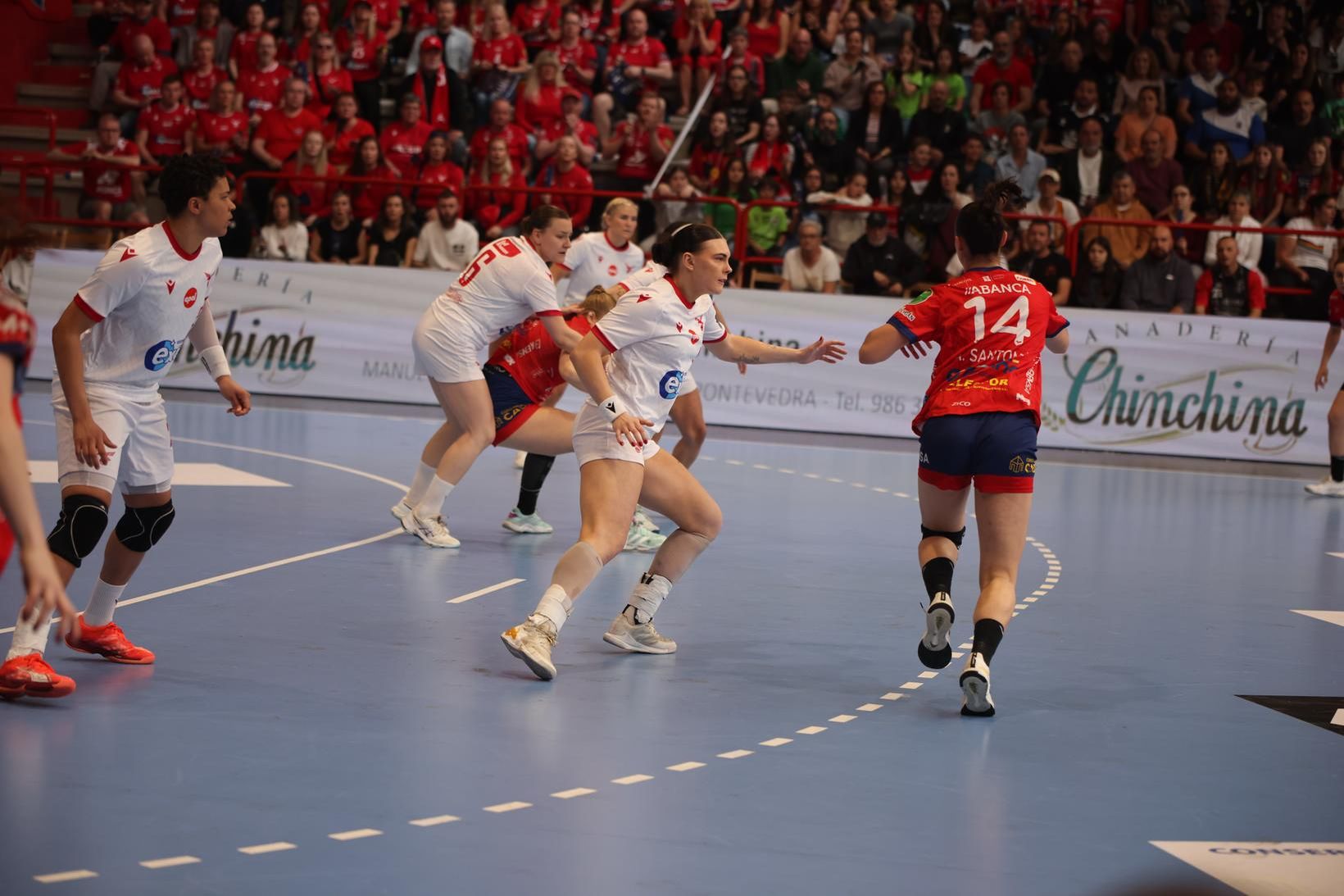 Elísa Elíasdóttir fremst í flokki í vörninni í dag.