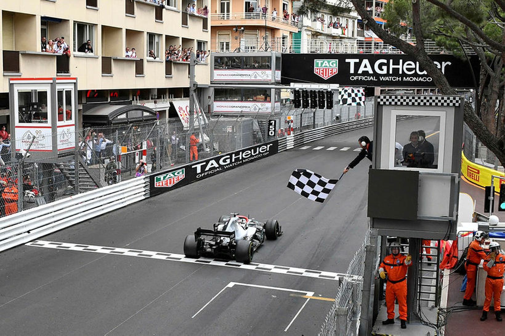 Lewis Hamilton ekur yfir endamarkið í Mónakó.