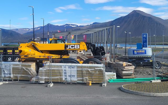 Fjórum rafhleðslustæðum verður komið fyrir við miðju bílastæðisins að Brúartorgi.