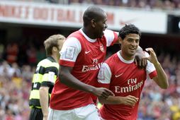 Jay Emmanuel-Thomas fagnar marki ásamt Carlos Vela í leik með Arsenal árið 2010.
