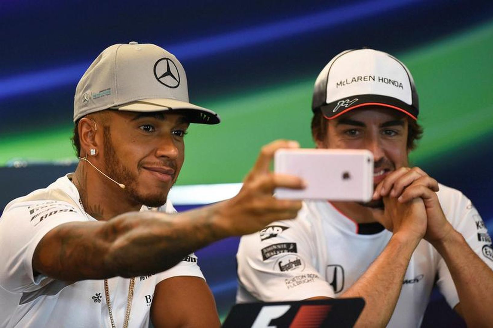 Gömlu félagarnir Lewis Hamilton og Fernando Alonso slá á létta …