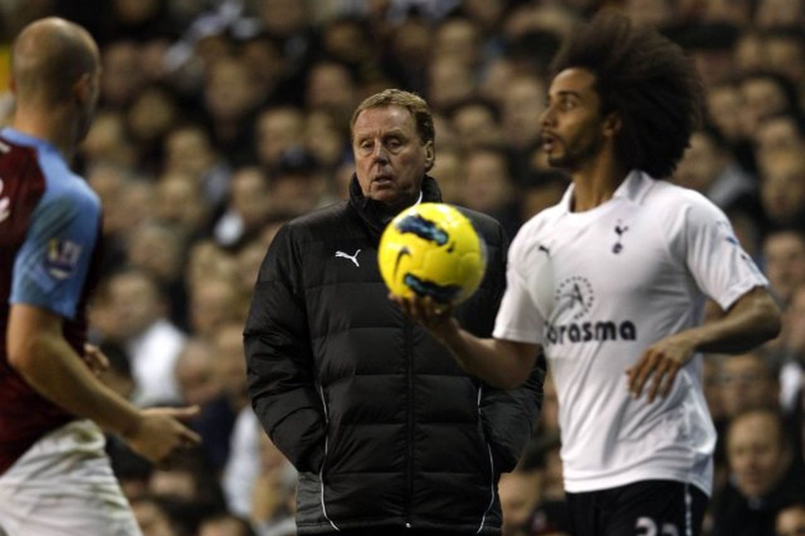 Harry Redknapp fylgist með leiknum í kvöld af hliðarlínunni.