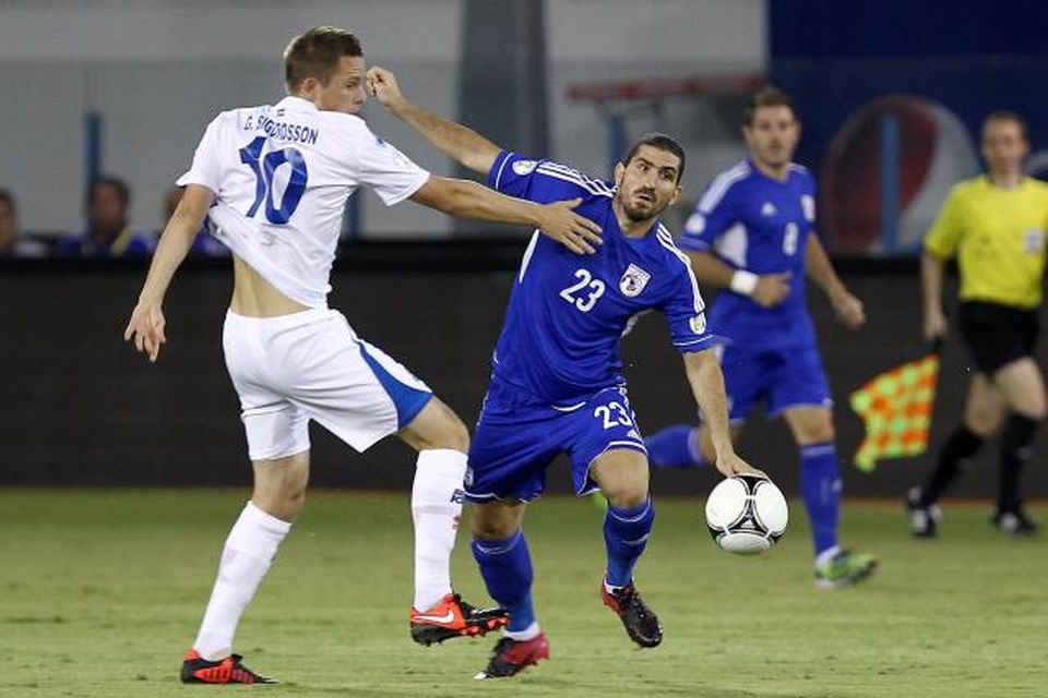 Gylfi Þór Sigurðsson í baráttu við Marios Nikolaou.