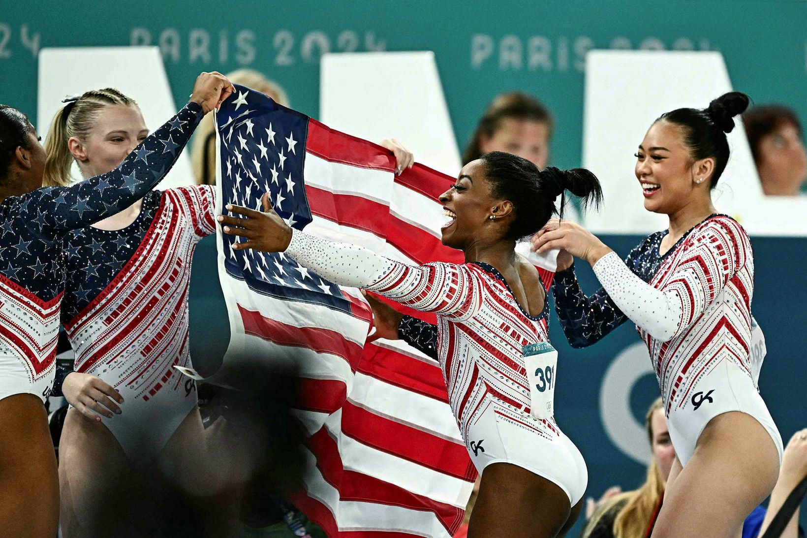 Simone Biles og samherjar hennar í bandaríska liðinu fagna sigrinum …