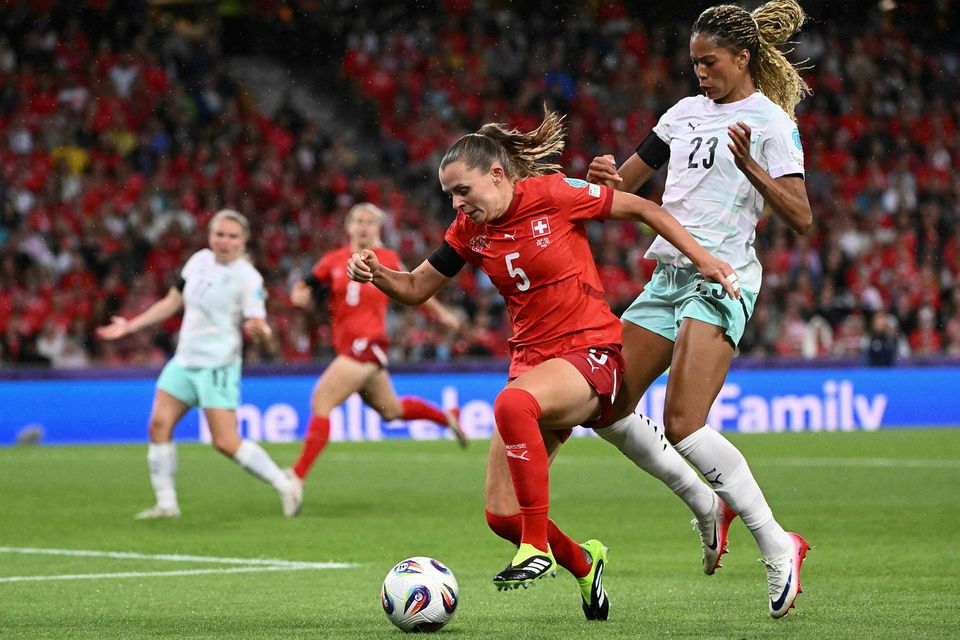 Sveindís Jane Jónsdóttir pressar á Noelle Maritz varnarmann Sviss.